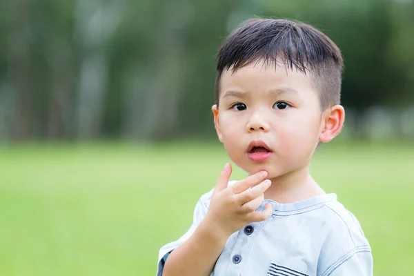 Söt asiatisk liten pojke — Stockfoto