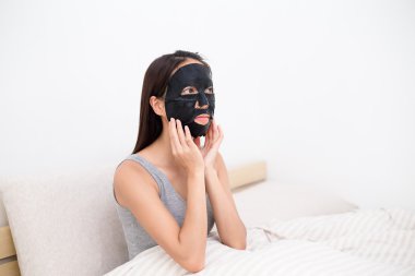 Siyah sac kağıt maske kullanan kadın