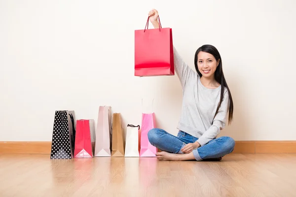Nő mutatja a bevásárló táska — Stock Fotó