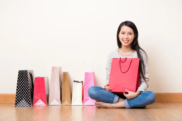 Asiática joven mujer con bolsas de compras — Foto de Stock