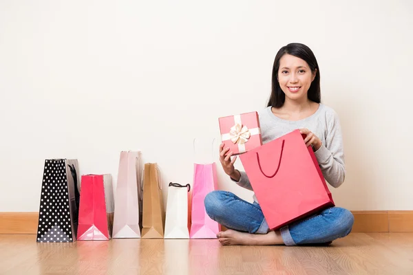 Donna con scatola regalo e shopping bags — Foto Stock