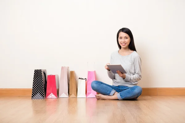 Mujer usando tableta para ir de compras en línea — Foto de Stock