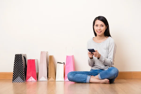 Mulher usando o celular para fazer compras on-line — Fotografia de Stock