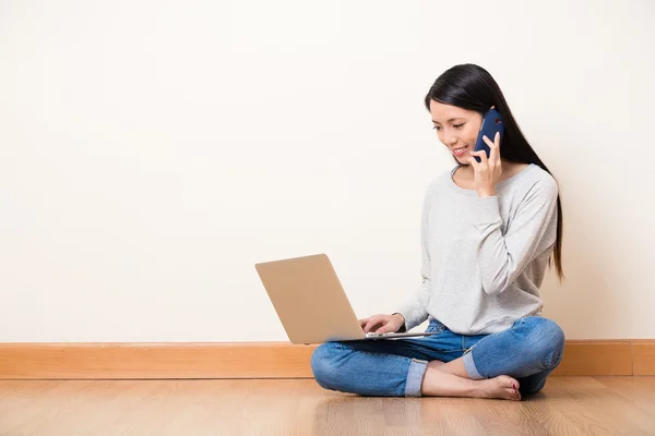 Žena s mobilního telefonu a notebooku — Stock fotografie