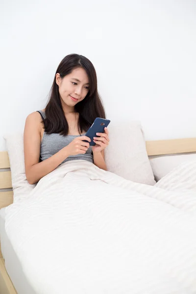 Asian young woman using the cellphone — Stock Photo, Image