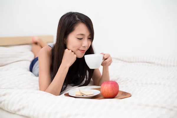 Mulher tomando o café da manhã na cama — Fotografia de Stock