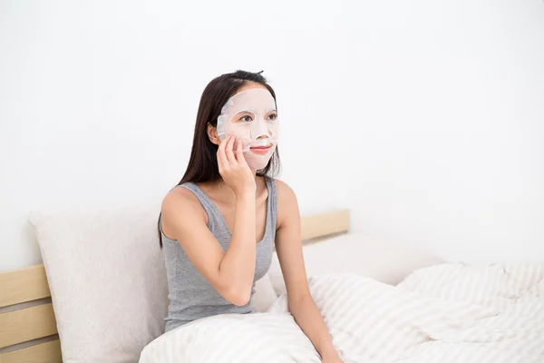 Wanita menggunakan masker wajah — Stok Foto
