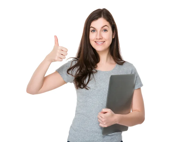 Kaukasische junge Frau im grauen T-Shirt — Stockfoto