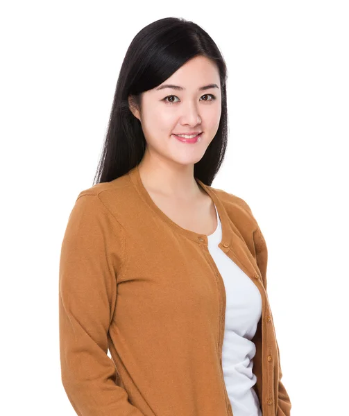 Asiatische junge Frau in brauner Strickjacke — Stockfoto