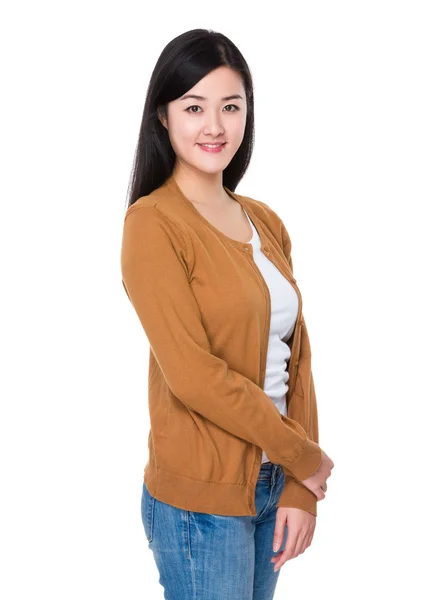 Asiatique jeune femme en brun cardigan — Photo