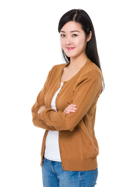 亚洲的年轻女子，在棕色的羊毛衫 — 图库照片