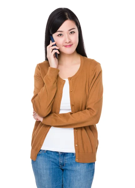 Asiatische junge Frau in brauner Strickjacke — Stockfoto