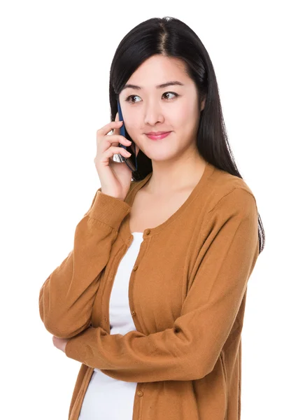 Aziatische jonge vrouw in bruin vest — Stockfoto