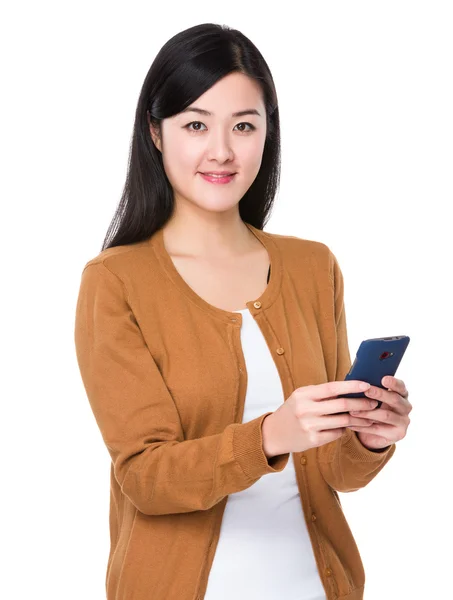 Asijské mladá žena v hnědý svetr — Stock fotografie