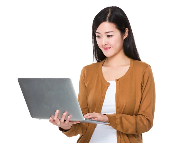 Aziatische jonge vrouw in bruin vest — Stockfoto