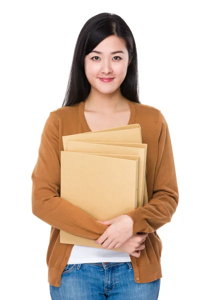 Aziatische jonge vrouw in bruin vest — Stockfoto