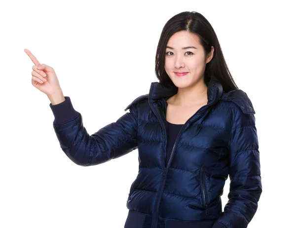 Asiatiska ung kvinna i vinterjacka — Stockfoto