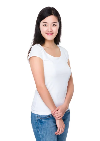 एशियन युवा महिला में पांढरा टी-शर्ट — स्टॉक फोटो, इमेज