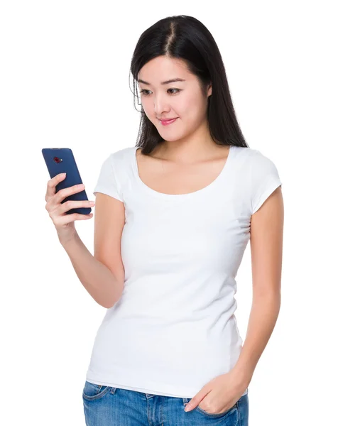 Asiatische junge Frau im weißen T-Shirt — Stockfoto