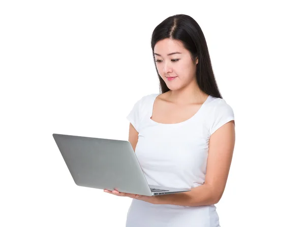 Asiatische junge Frau im weißen T-Shirt — Stockfoto