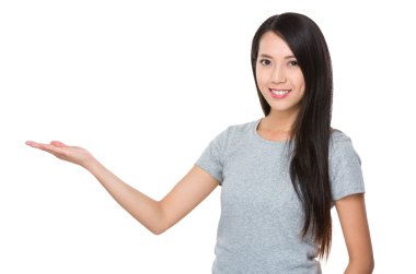 Asyalı genç kadın içinde gri t-shirt