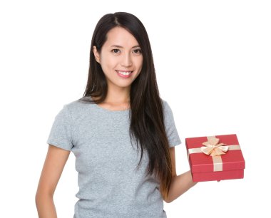 Asyalı genç kadın içinde gri t-shirt