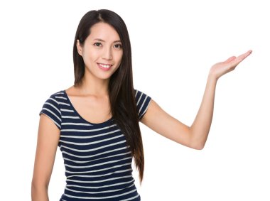 Çizgili tişört Asyalı genç kadın