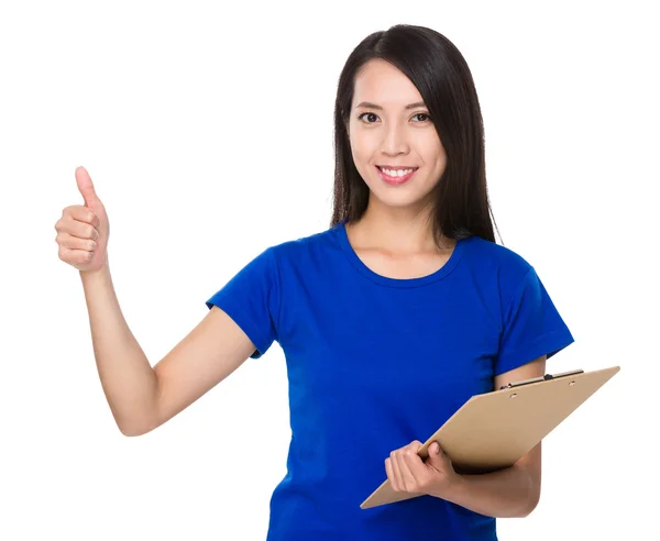 Asiatische junge Frau im blauen T-Shirt — Stockfoto