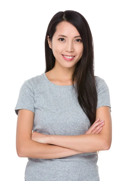 Asiatiska ung kvinna i grå t-shirt — Stockfoto