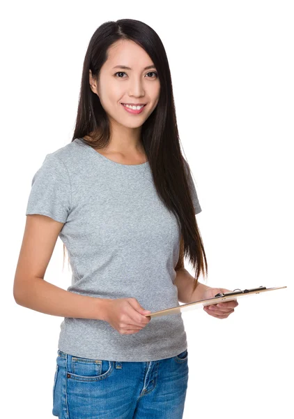 Asiatiska ung kvinna i grå t-shirt — Stockfoto