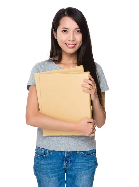 Asiatisk ung kvinde i grå t-shirt - Stock-foto