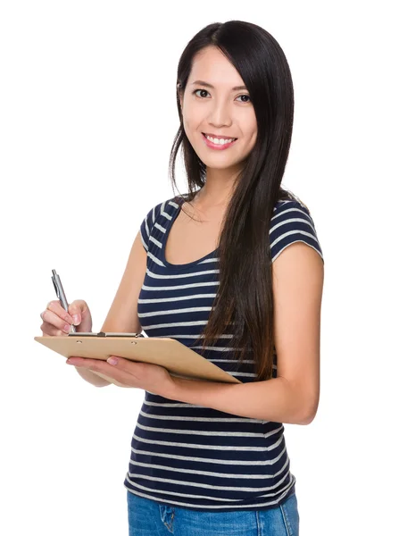 Aziatische jonge vrouw in striped t-shirt — Stockfoto