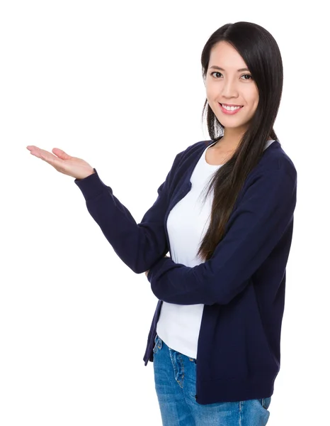 Asiatische junge Frau in blauer Strickjacke — Stockfoto