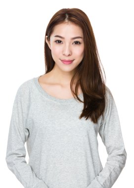 gri süveterli Asyalı genç kadın