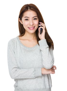 gri süveterli Asyalı genç kadın