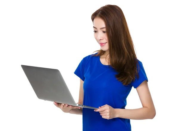 Aziatische jonge vrouw in blauw t-shirt — Stockfoto