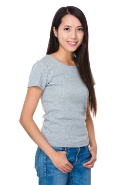 Asyalı genç kadın içinde gri t-shirt