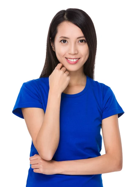 Asiatische junge Frau im blauen T-Shirt — Stockfoto