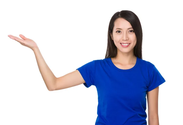 Asiatische junge Frau im blauen T-Shirt — Stockfoto