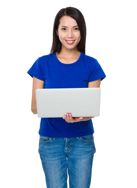 Asiatique jeune femme en bleu t-shirt — Photo
