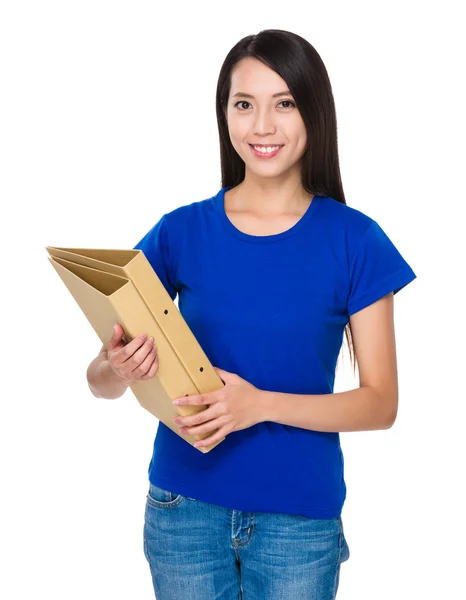 Aziatische jonge vrouw in blauw t-shirt — Stockfoto