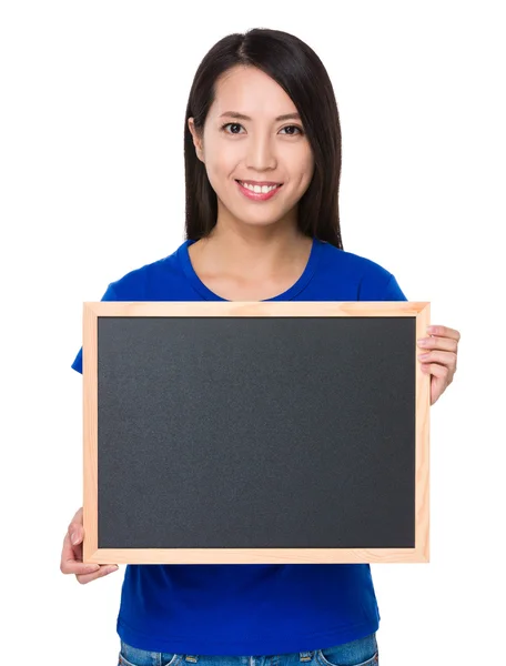 Asiatische junge Frau im blauen T-Shirt — Stockfoto