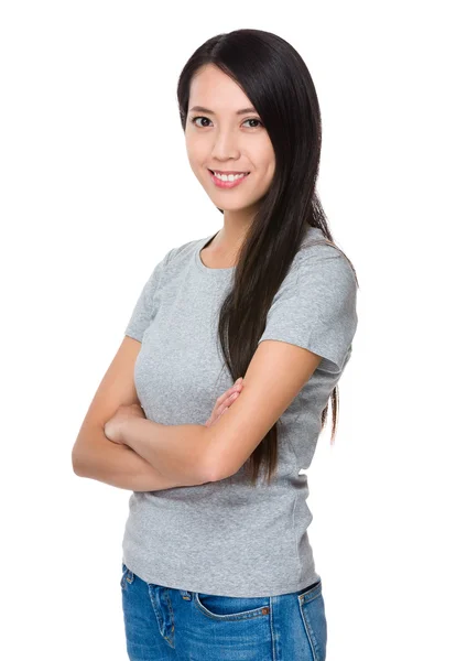 Asiatische junge Frau im grauen T-Shirt — Stockfoto