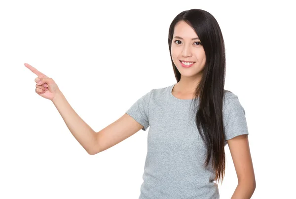 Aziatische jonge vrouw in grijs t-shirt — Stockfoto