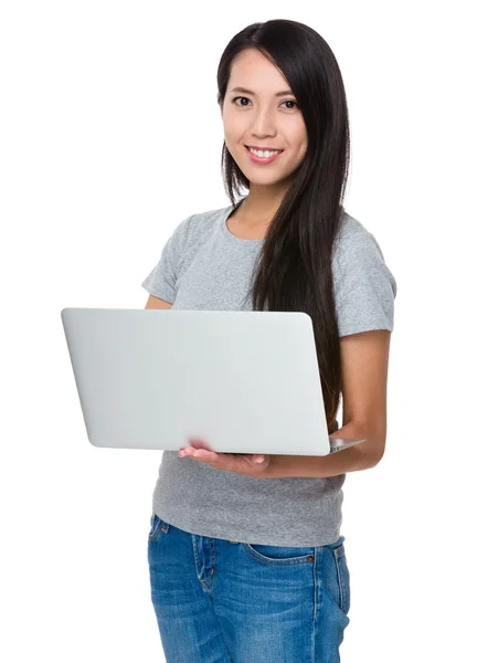 Asiatiska ung kvinna i grå t-shirt — Stockfoto