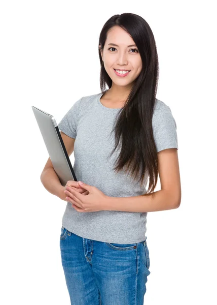 Asiatische junge Frau im grauen T-Shirt — Stockfoto