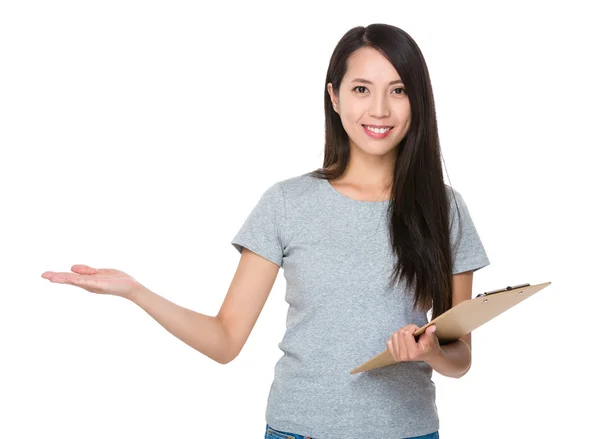 Mujer joven asiática en camiseta gris — Foto de Stock