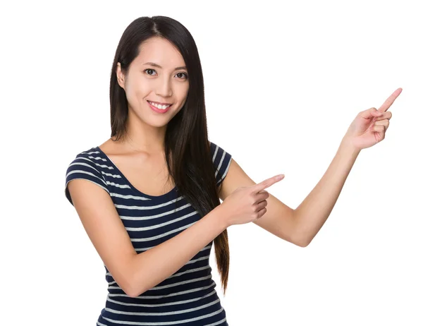 Asiática joven mujer en rayas camiseta — Foto de Stock