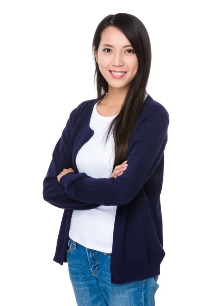 Asiatische junge Frau in blauer Strickjacke — Stockfoto