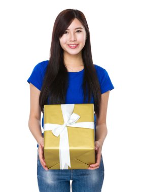 Asyalı genç kadın mavi tişört içinde